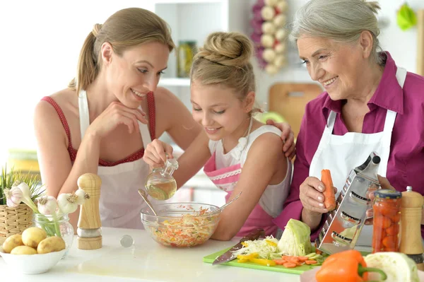 Familie Kocht Gemeinsam Küchentisch — Stockfoto