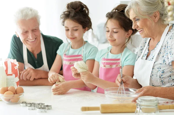Niedliche Mädchen Backen Der Küche Hause Mit Großeltern — Stockfoto