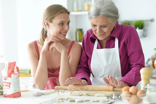 Hermosas Mujeres Horneando Cocina Casa — Foto de Stock