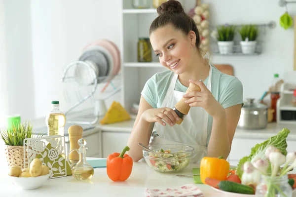 Bela Jovem Mulher Fazendo Salada Cozinha — Fotografia de Stock