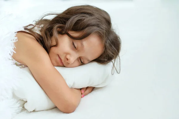 Γλυκό Κοριτσάκι Που Κοιμάται Στο Κρεβάτι — Φωτογραφία Αρχείου