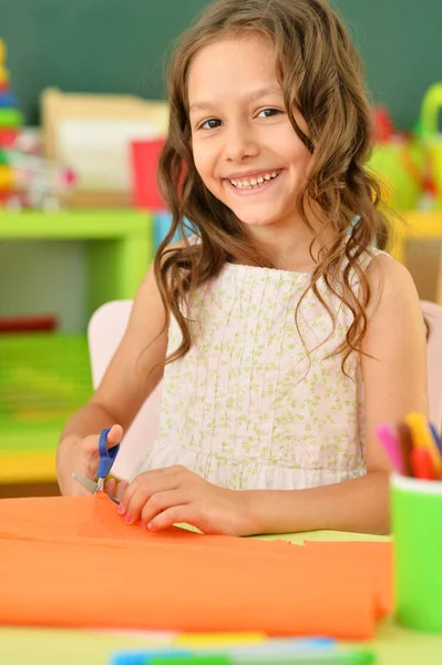 Милая Маленькая Девочка Режет Цветную Бумагу Маленькая Девочка Делающая Рукоделие — стоковое фото