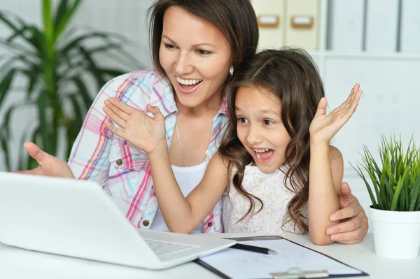 Lycklig Mor Och Dotter Med Laptop Tillsammans — Stockfoto