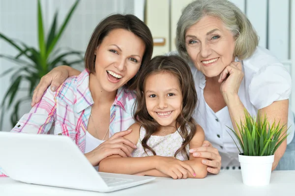 Retrato Família Feliz Usando Laptop — Fotografia de Stock