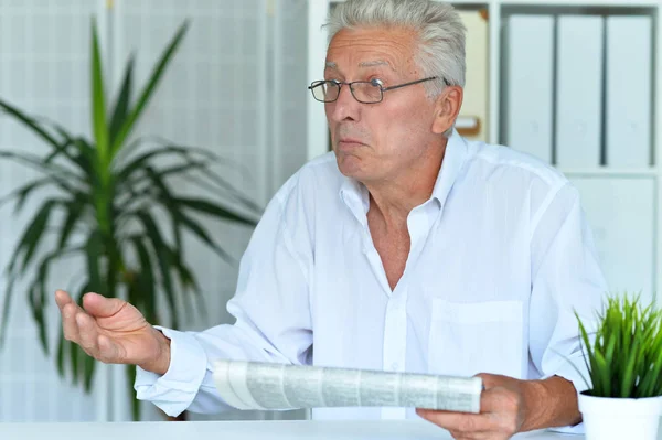 Emotionele Senior Man Leest Krant Thuis — Stockfoto
