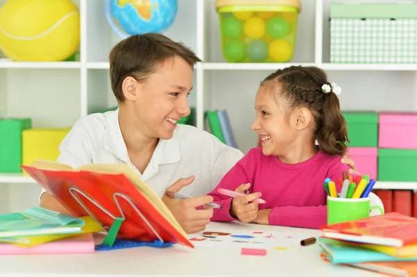 Vrolijke Broer Zus Samen Huiswerk Maken — Stockfoto