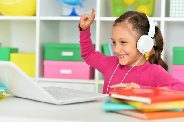 Nettes Mädchen Mit Kopfhörern Mit Laptop Hause — Stockfoto