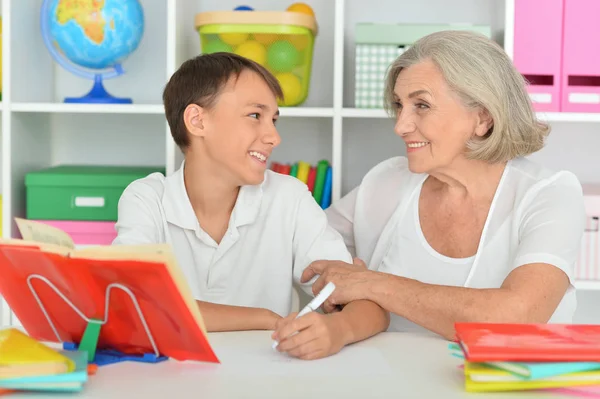 Oma Met Haar Kleinzoon Doen Huiswerk Thuis — Stockfoto