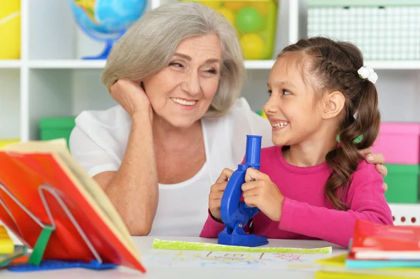 Portret Van Oma Kleindochter Die Samen Huiswerk Maken — Stockfoto