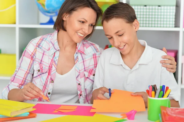 Madre Hijo Pegando Cortando Papel Colorido Para Tarjeta Felicitación — Foto de Stock