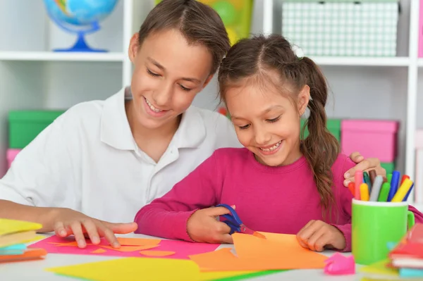 Carino Fratello Sorella Taglio Carta Colorata Casa — Foto Stock