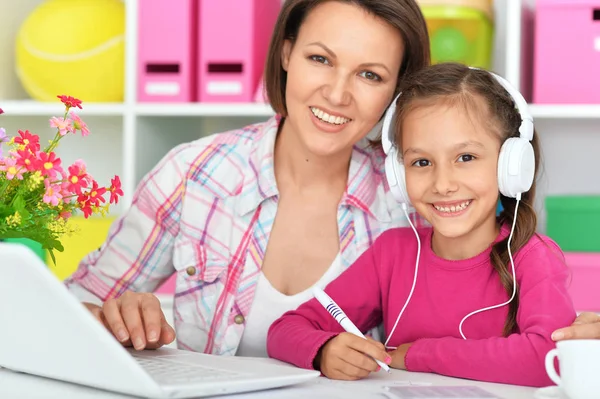 Leende Mor Och Dotter Hörlurar Gör Läxor Med Hjälp Laptop — Stockfoto