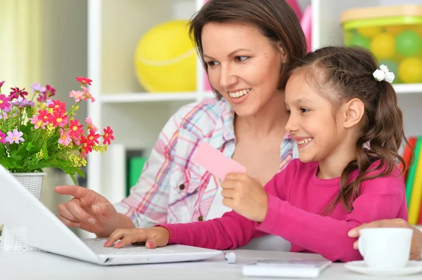 Mother Daughter Using Laptop Together Girl Holding Pink Card — Stock Photo, Image