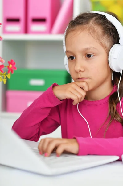 Calma Menina Bonito Fones Ouvido Usando Laptop Casa — Fotografia de Stock