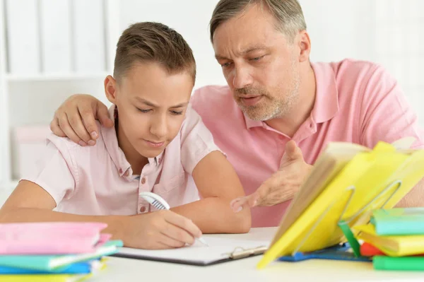 Padre Figlio Fanno Compiti Insieme Casa — Foto Stock