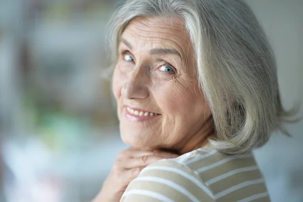 Porträtt Lycklig Äldre Kvinna Hemma — Stockfoto