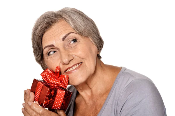 Porträt Einer Lächelnden Seniorin Die Mit Geschenk Isoliert Auf Weißem — Stockfoto