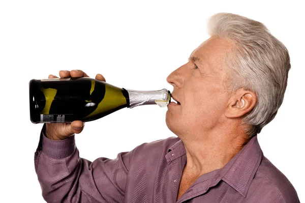 英俊的白人老人喝着白葡萄酒 — 图库照片