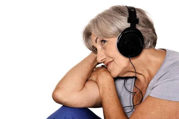 Starsza Kobieta Słuchać Muzyki Słuchawkach — Zdjęcie stockowe