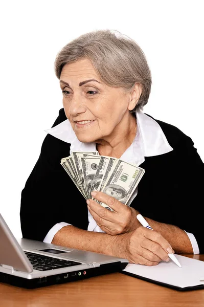 お金を持ってノートパソコンで働くお年寄り — ストック写真