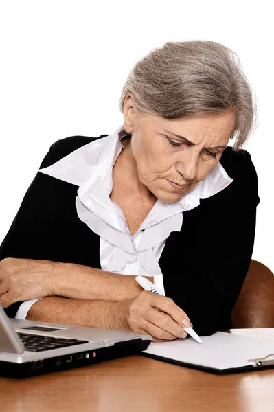 Starší Žena Pracovat Notebookem Bílém Pozadí — Stock fotografie