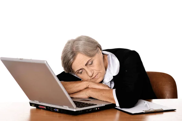 Ηλικιωμένη Γυναίκα Κοιμάται Στο Τραπέζι Φορητό Υπολογιστή Απομονωμένο Λευκό Φόντο — Φωτογραφία Αρχείου