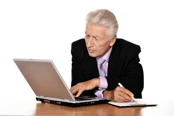 Velho Empresário Trabalhando Com Laptop Isolado Fundo Branco — Fotografia de Stock