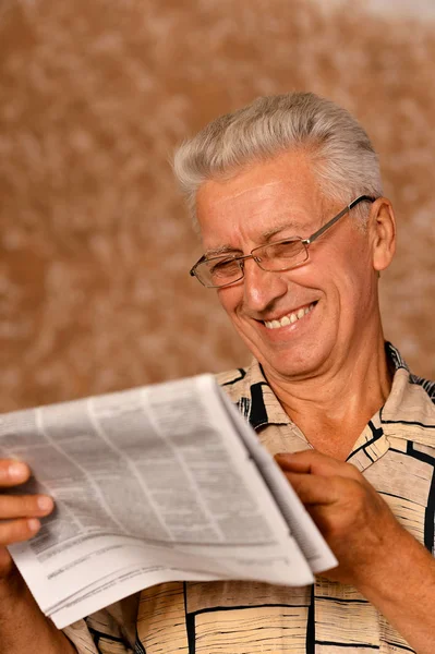 Homem Idoso Emocional Lendo Jornal Casa — Fotografia de Stock