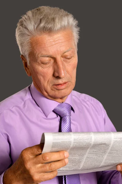 Senior man reading newspaper — Stock Photo, Image