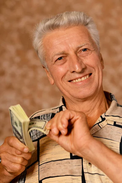 Anciano Sosteniendo Dólares — Foto de Stock