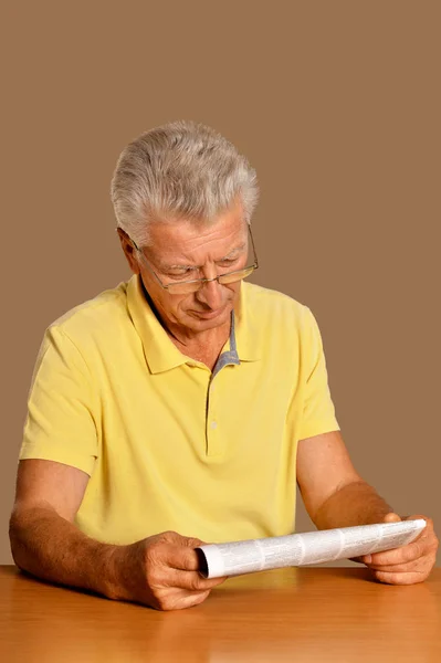Känslomässiga Senior Man Läsa Tidningen Hemma — Stockfoto