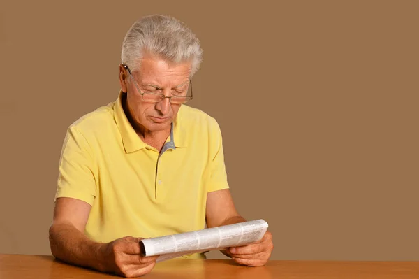 Συναισθηματική Ανώτερος Άνθρωπος Διαβάζοντας Εφημερίδα Στο Σπίτι — Φωτογραφία Αρχείου