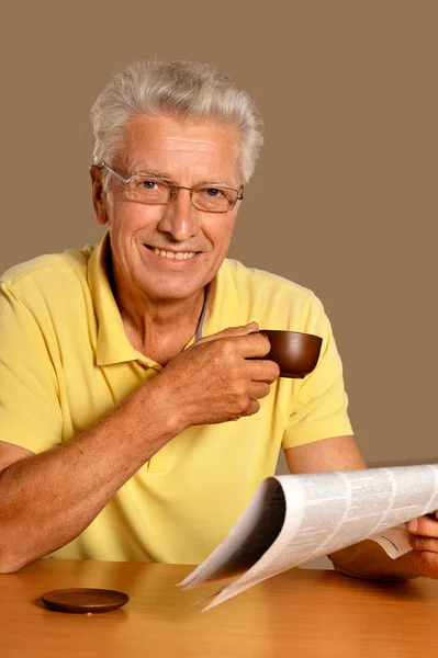Эмоциональный Пожилой Человек Читает Дома Газеты — стоковое фото