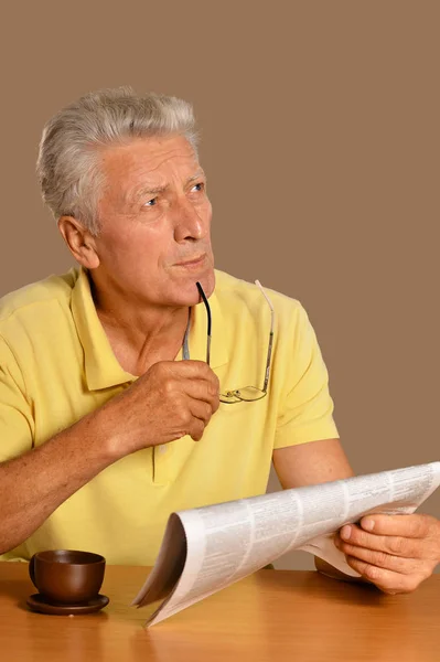 Emocjonalne Starszy Człowiek Czytanie Gazety Domu — Zdjęcie stockowe