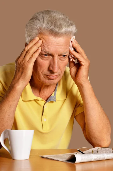 Känslomässig Äldre Man Med Tidningen Hemma — Stockfoto