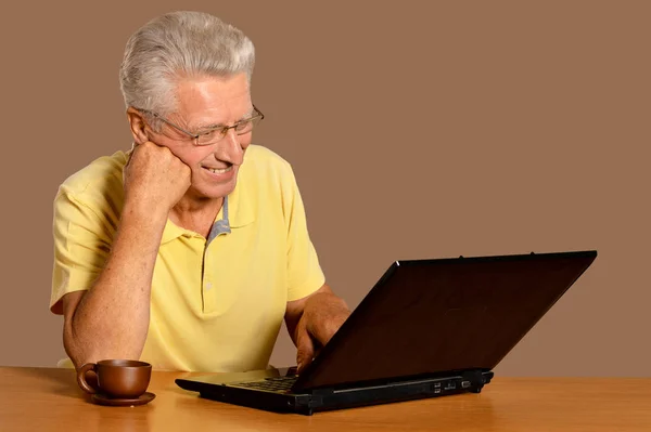 Oudere man met laptop — Stockfoto