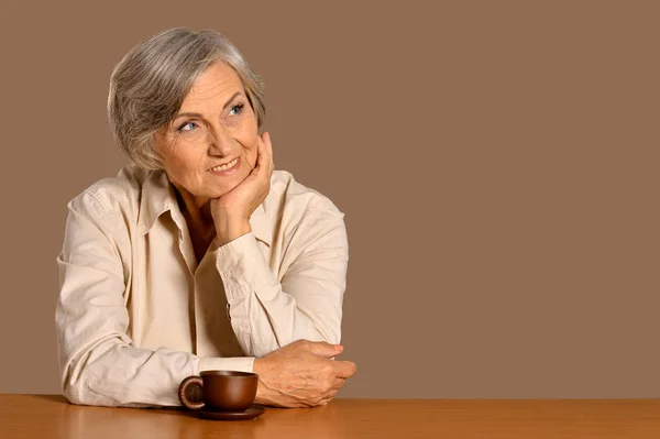 Bela Mulher Sênior Sorridente Com Copo — Fotografia de Stock