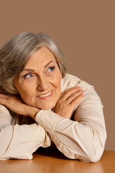 Portret Van Gelukkige Senior Vrouw Aan Tafel — Stockfoto