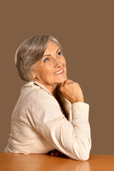 Portret Van Gelukkige Senior Vrouw Aan Tafel — Stockfoto