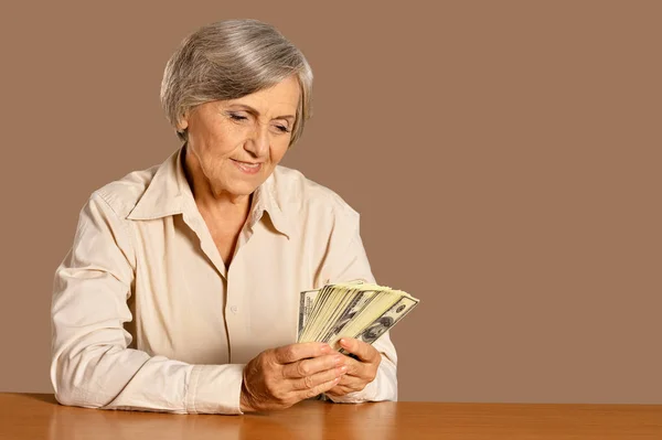 Glad Äldre Kvinna Med Dollar — Stockfoto