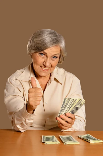 Gelukkige Oudere Vrouw Met Dollars Tonen Duim Omhoog — Stockfoto