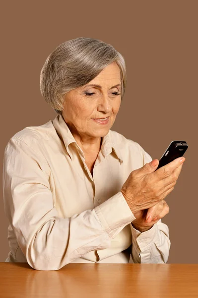 Portret Van Mooie Senior Vrouw Met Telefoon Thuis — Stockfoto