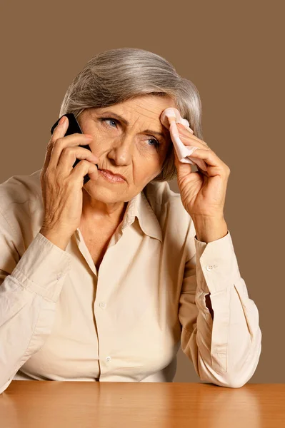 Portret Pięknej Starszej Kobiety Rozmawiającej Przez Telefon Domu — Zdjęcie stockowe