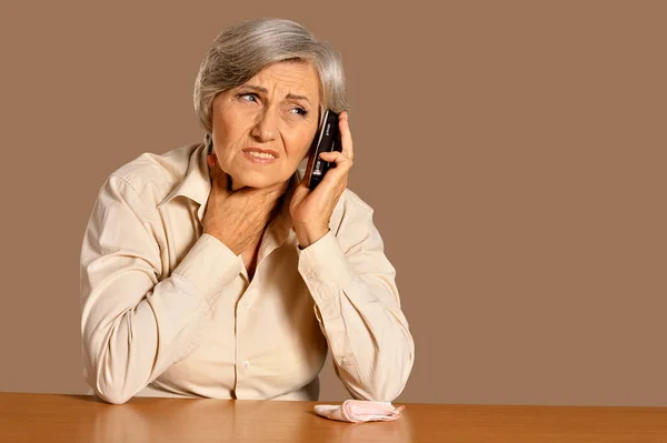 Porträtt Vacker Äldre Kvinna Som Pratar Telefon Hemma — Stockfoto