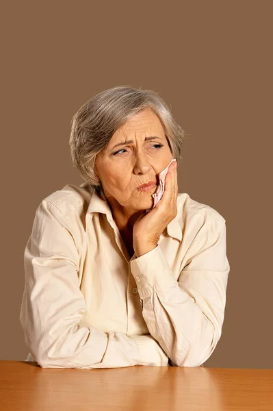 Starszy kobieta z chusteczką — Zdjęcie stockowe