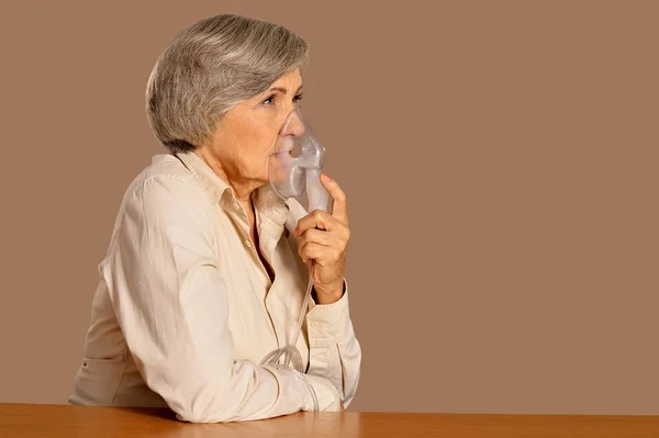 Portrait Femme Âgée Avec Inhalation Grippe — Photo