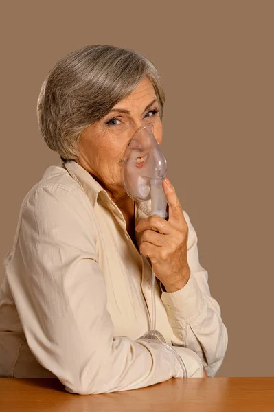 Retrato Una Anciana Con Inhalación Gripe — Foto de Stock