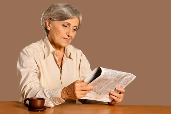 Portrait Senior Woman Reading Newspaper — Stock Photo, Image