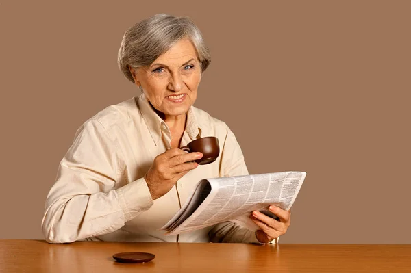 Portret Starszej Kobiety Czytającej Gazetę — Zdjęcie stockowe