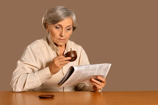 Retrato Una Mujer Mayor Leyendo Periódico —  Fotos de Stock